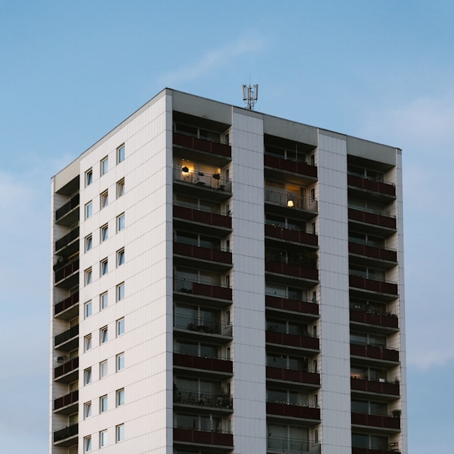 Mehrstöckiges Wohngebäude mit Balkonen; urbane Elektronik-Infrastruktur im Fokus.